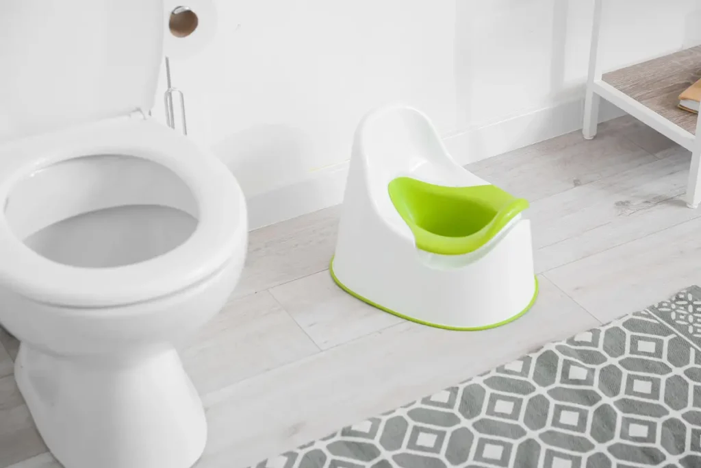 Töpfchen neben einer Toilette Töpfchentraining leicht gemacht - Mit diesen Tipps wird Ihr Kind stressfrei trocken