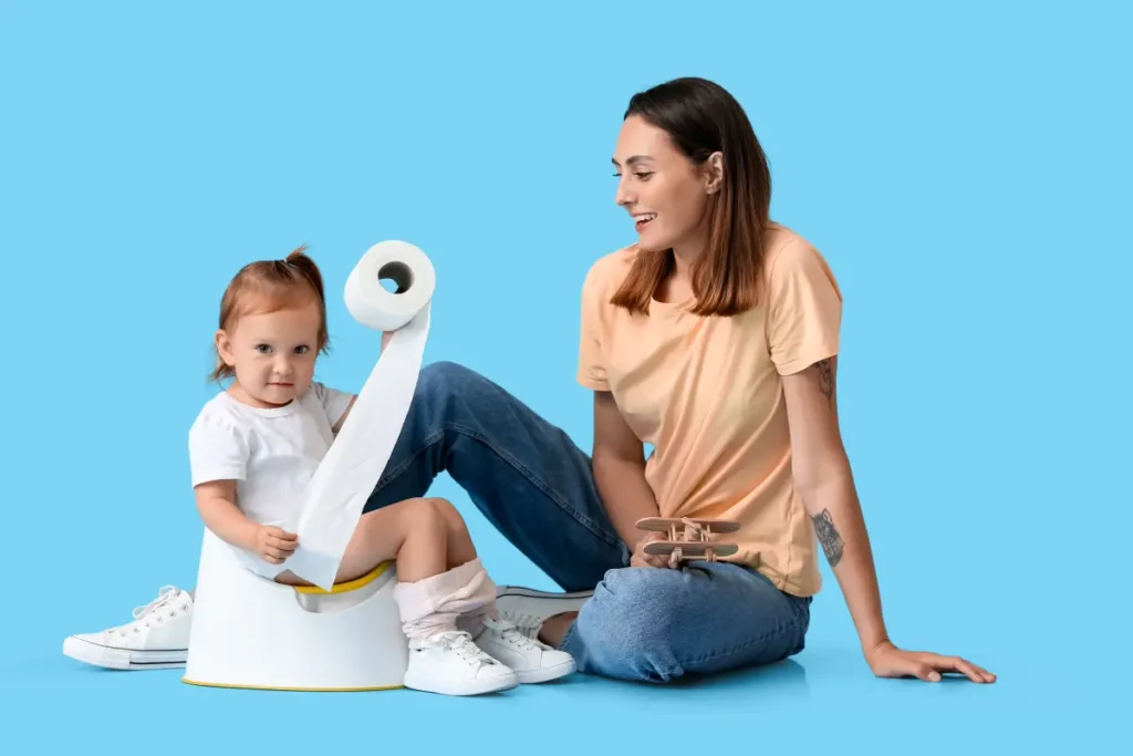 Mutter trainiert mit ihrer kleine Tochter das Töpfchengehen Töpfchentraining leicht gemacht - Mit diesen Tipps wird Ihr Kind stressfrei trocken