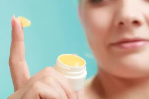 Vaseline für die Schönheit: 12 geniale Beauty-Tipps Vaseline für die Schönheit: 12 geniale Beauty-Tipps