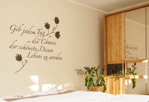 Wandtattoo anbringen – Anleitung & hilfreiche Tipps Wandtattoo anbringen