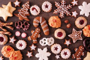 Weihnachtsplätzchen dekorieren